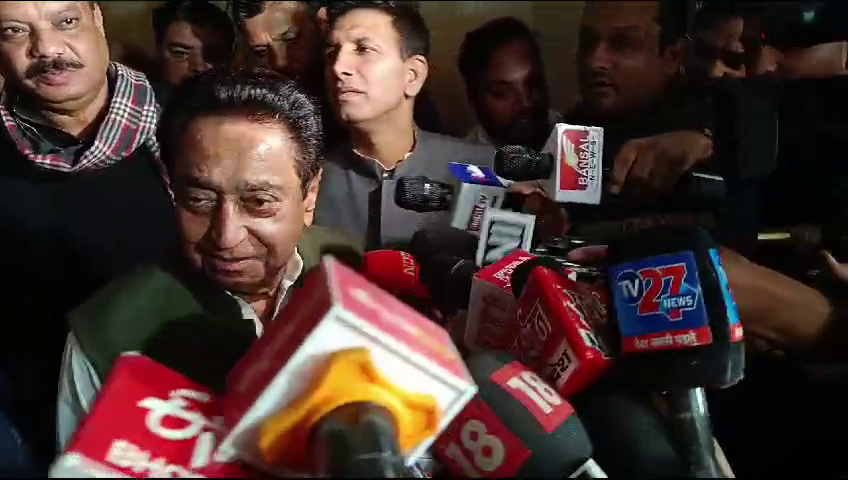 वाल्मीकि और कमलनाथ को दिलाई गयी शपथ