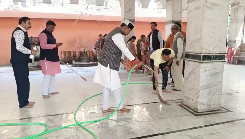 सभी नेता जुटे मंदिरो की सफाई में