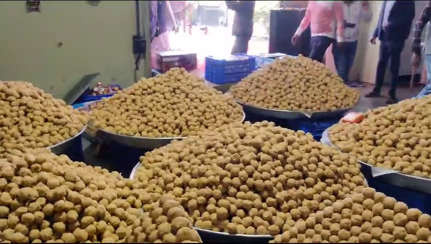 मुख्यमंत्री बना रहे हैं प्रसाद के लड्डू