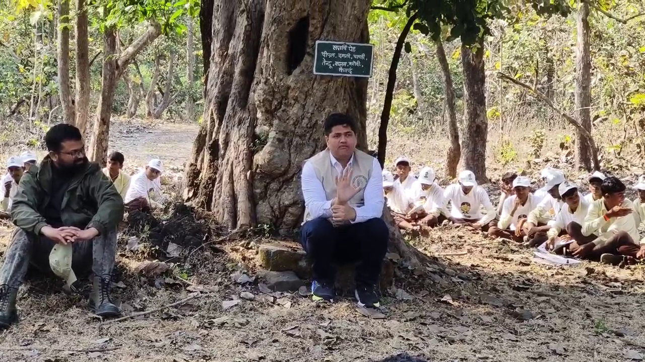 बच्चों को पढ़ाया पर्यावरण का पाठ