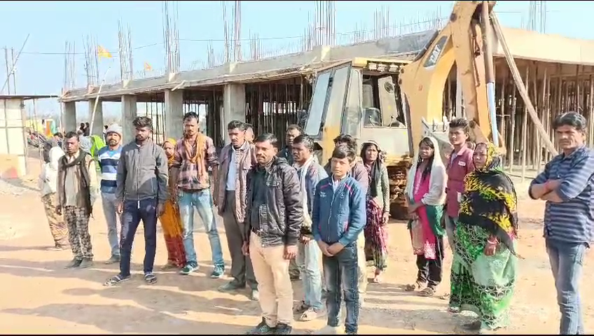 मजदूरों ने किया विद्यालय का निर्माण कार्य बंद