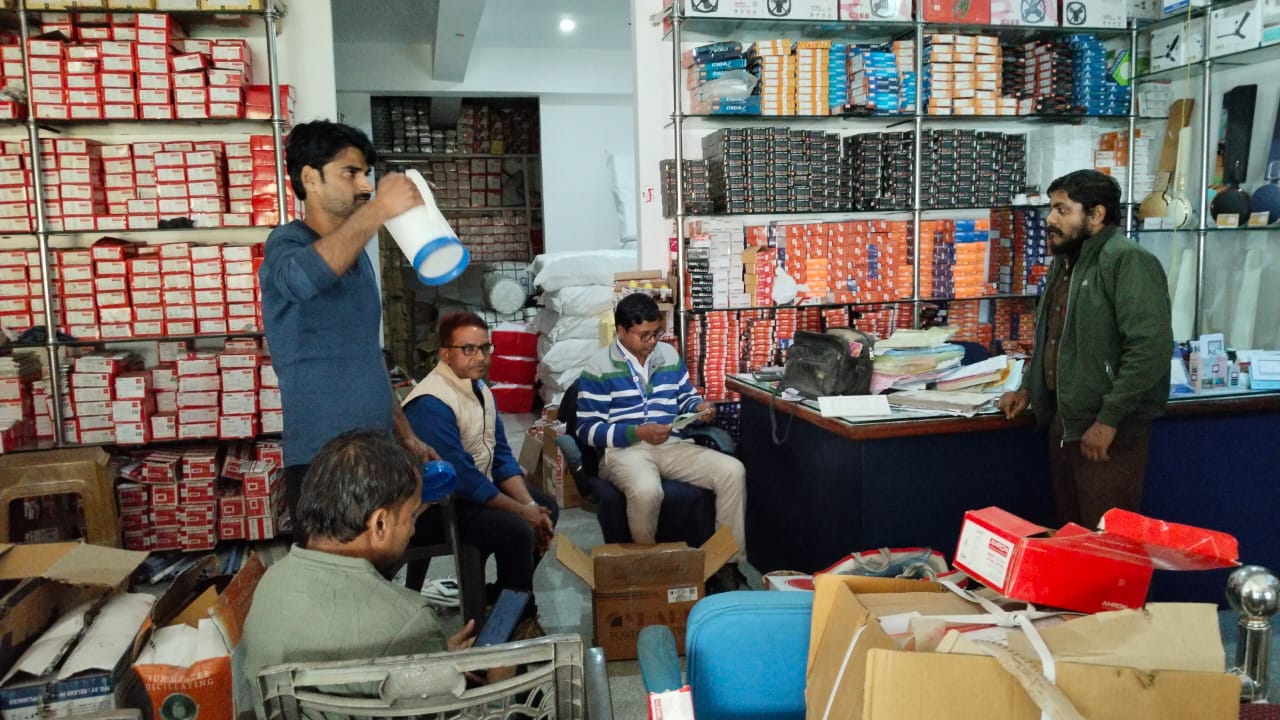 पुष्पांजलि इलेक्ट्रॉनिक दुकान पर छापा