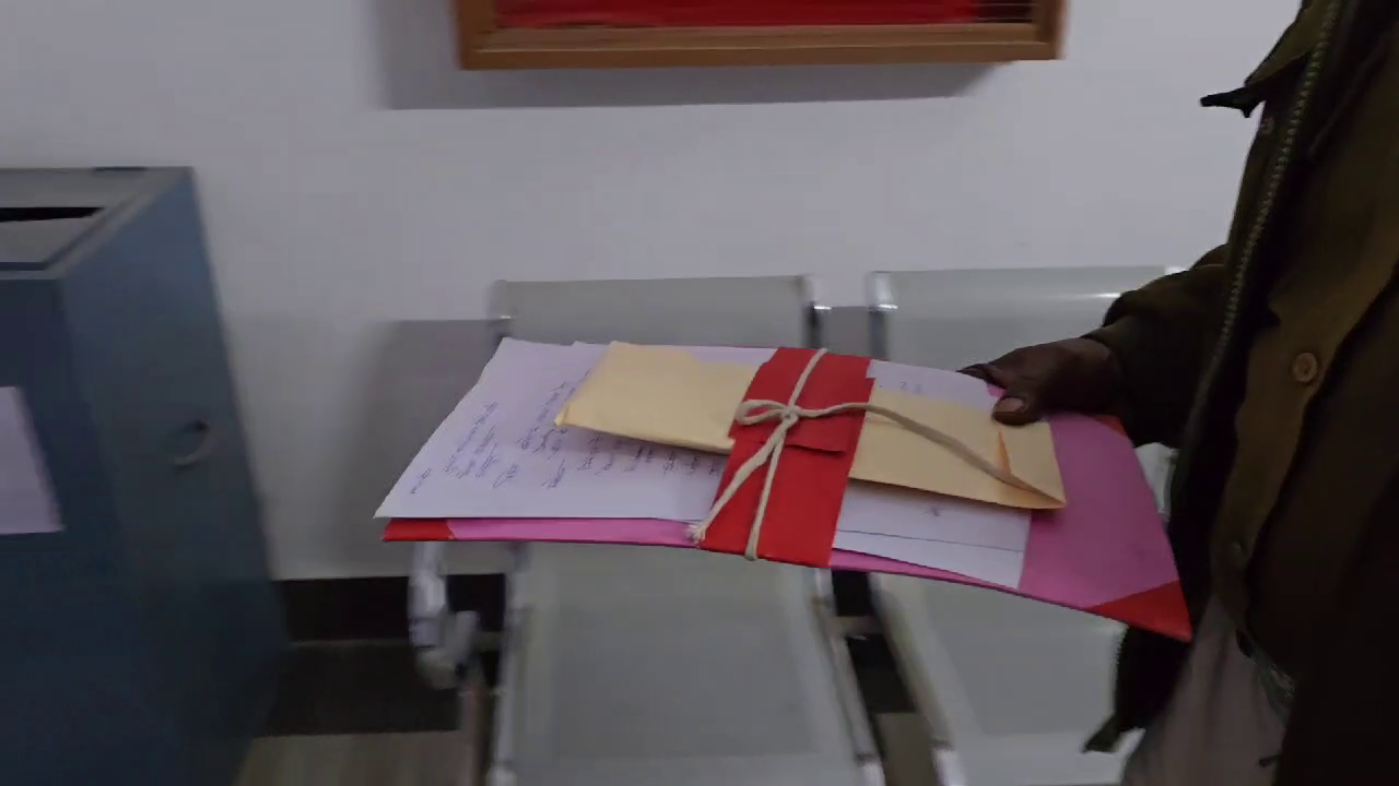 शिक्षक दे रहा था IAS अफसर को रिश्वत