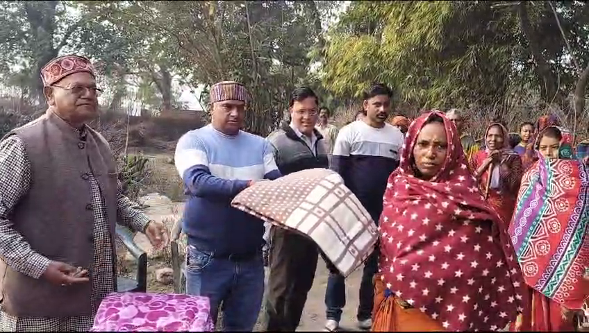 गरीब बस्ती में बांटे गए कंबल  