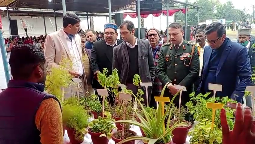 उन्नत किस्मों के पौधे ,सीमैप उत्पादों का प्रदर्शन