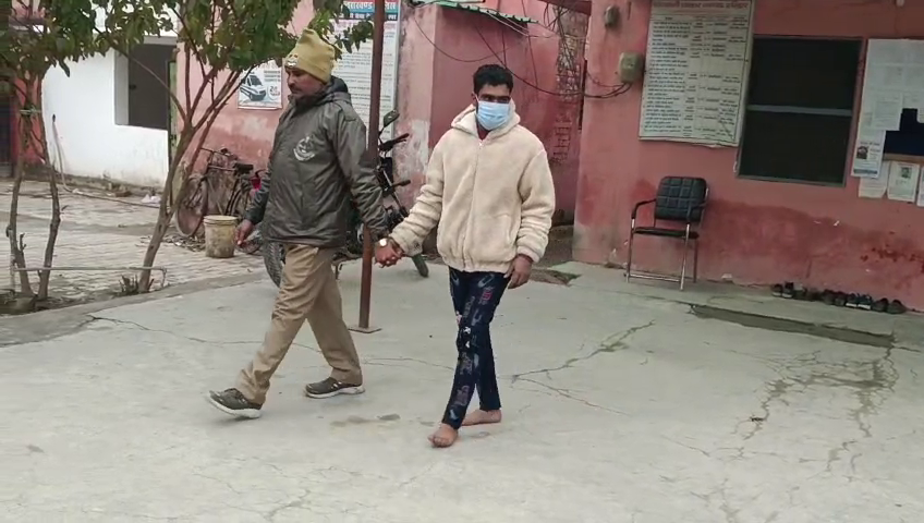 संदिग्ध अवस्था में पुलिस ने चाकू के साथ धर दबोचा