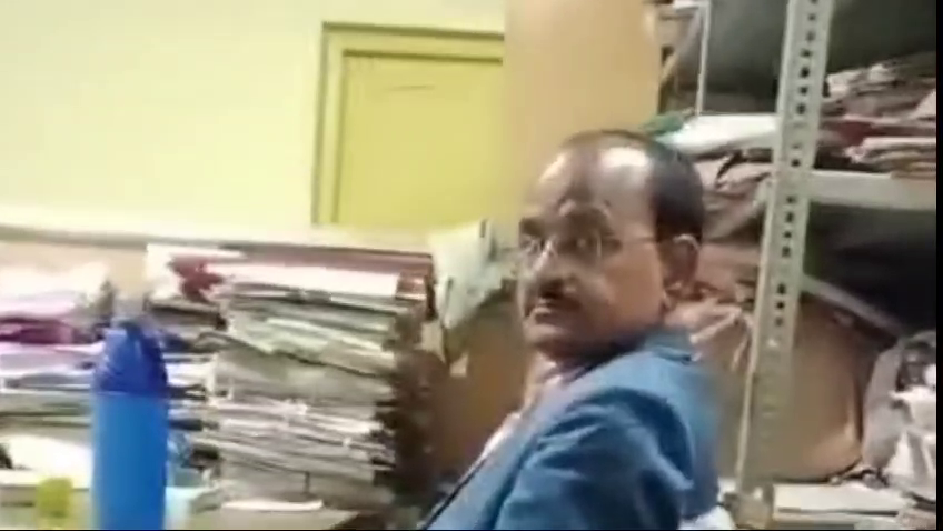 वन विभाग के दफ्तर में  लिपिक पीता हैं शराब