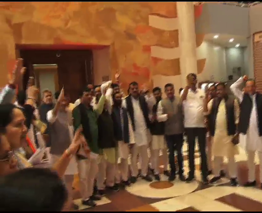 कांग्रेस विधायकों ने सदन से वॉक आउट कर किया हंगामा