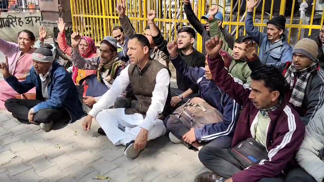 ग्रामीणों ने प्रशासन के खिलाफ की जमकर नारेबाज़ी