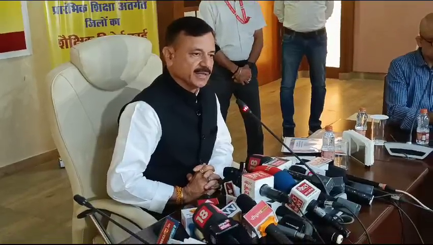 बैग वजन और नो बैग डे नीति पर मंत्री का निर्देश