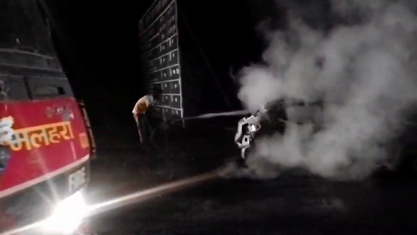 चलती कार बन गई बर्निंग कार