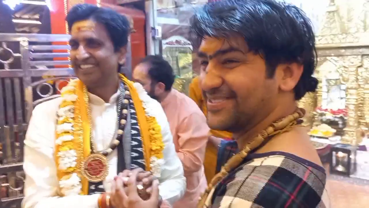 कुमार विश्वास पहुंचे बागेश्वर धाम सरकार