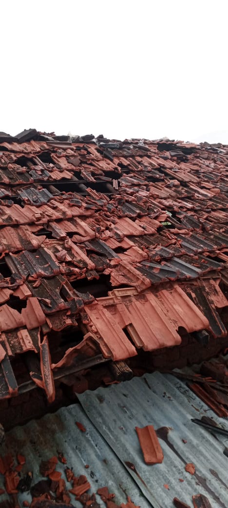 बारिश से घरों के कवेलू टूटे