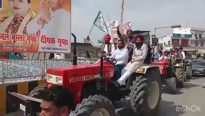 ट्रैक्टर मार्च निकालकर किसानों का प्रदर्शन