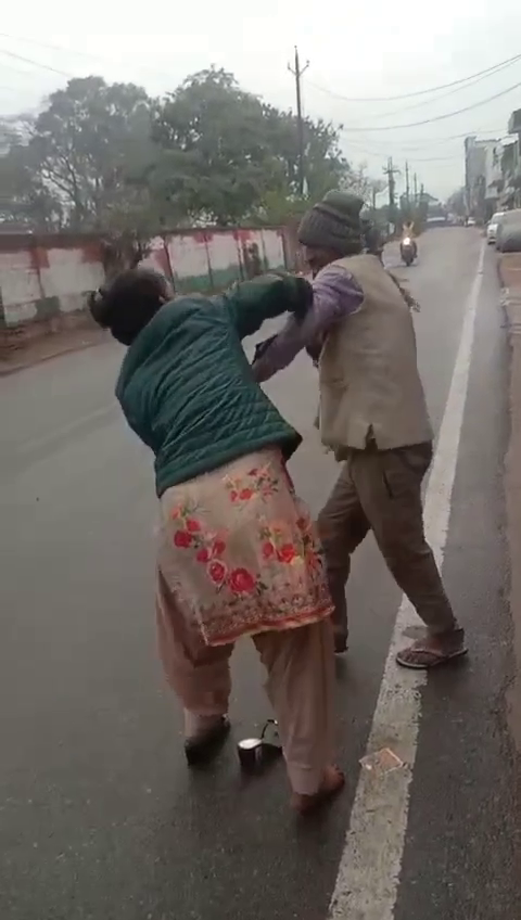  मनचले की सरेआम चप्पलों से पिटाई