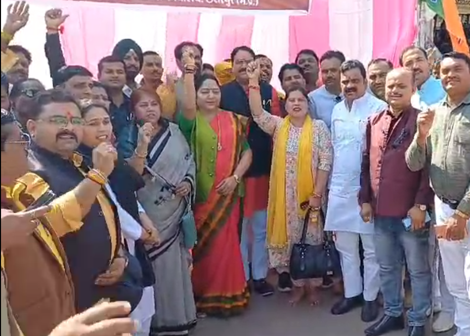 सबके निशाने पर ममता सरकार 