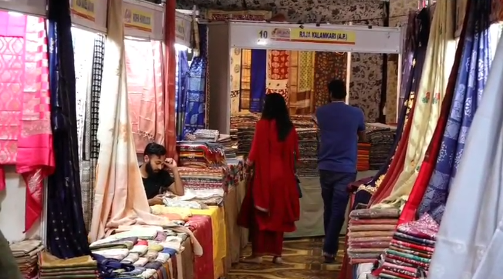 हेण्डलूम सिल्क साड़ियाँ प्रदर्शित की गई 