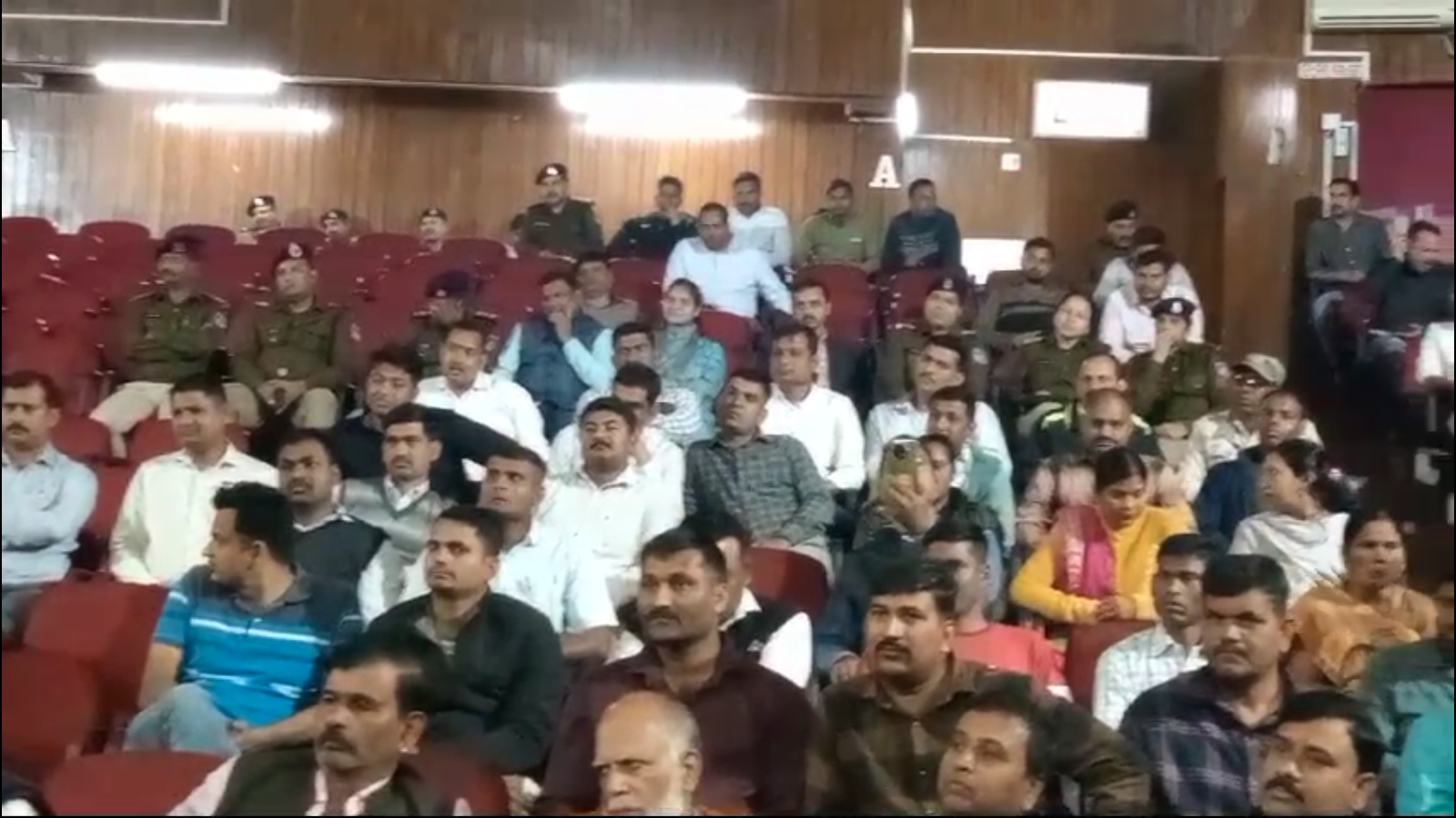 जनता ,नेताओं के बीच पुलिस का जनसंवाद कार्यक्रम 