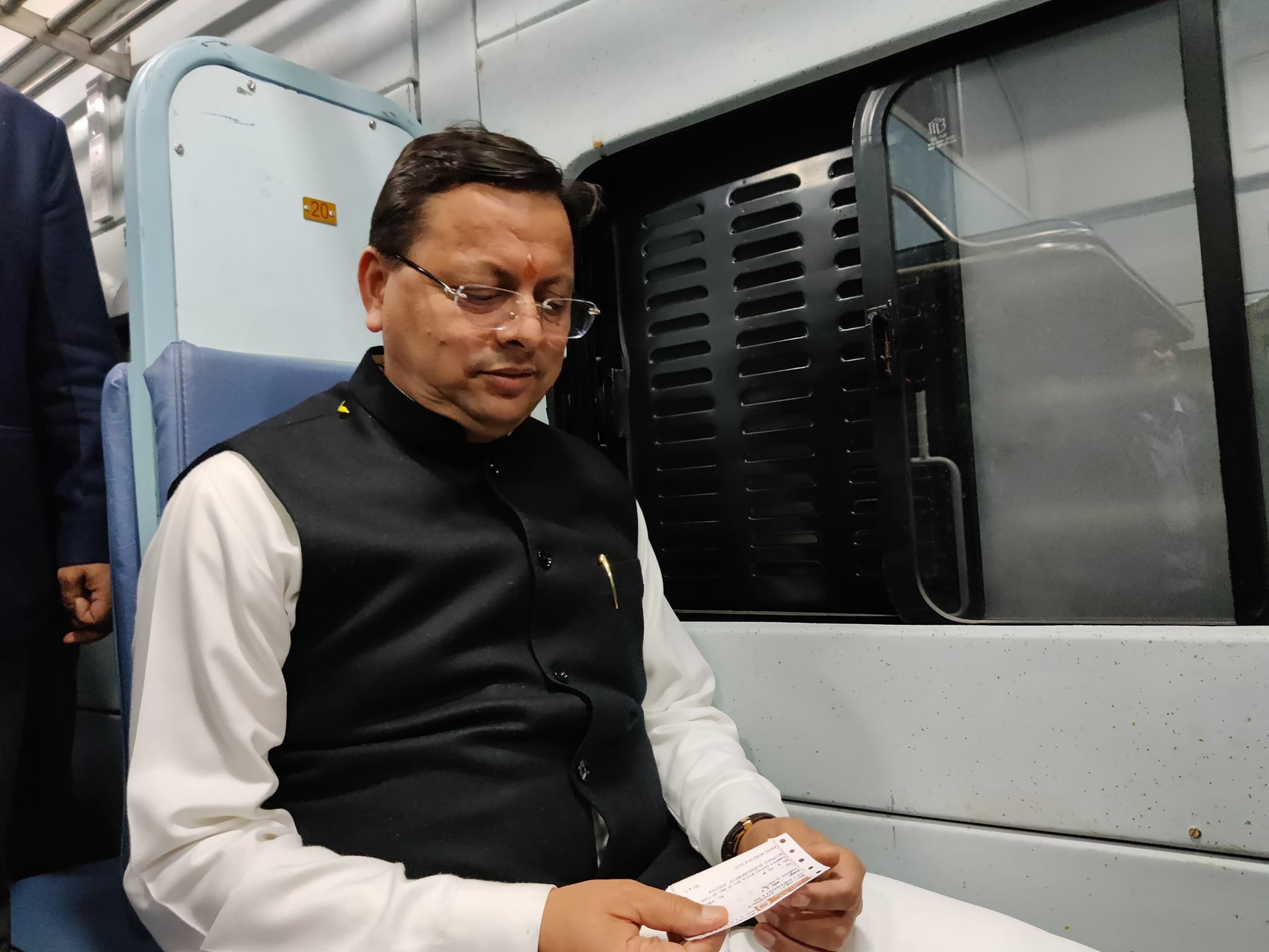 साप्ताहिक एक्सप्रेस ट्रेन का धामी द्वारा शुभारम्भ 