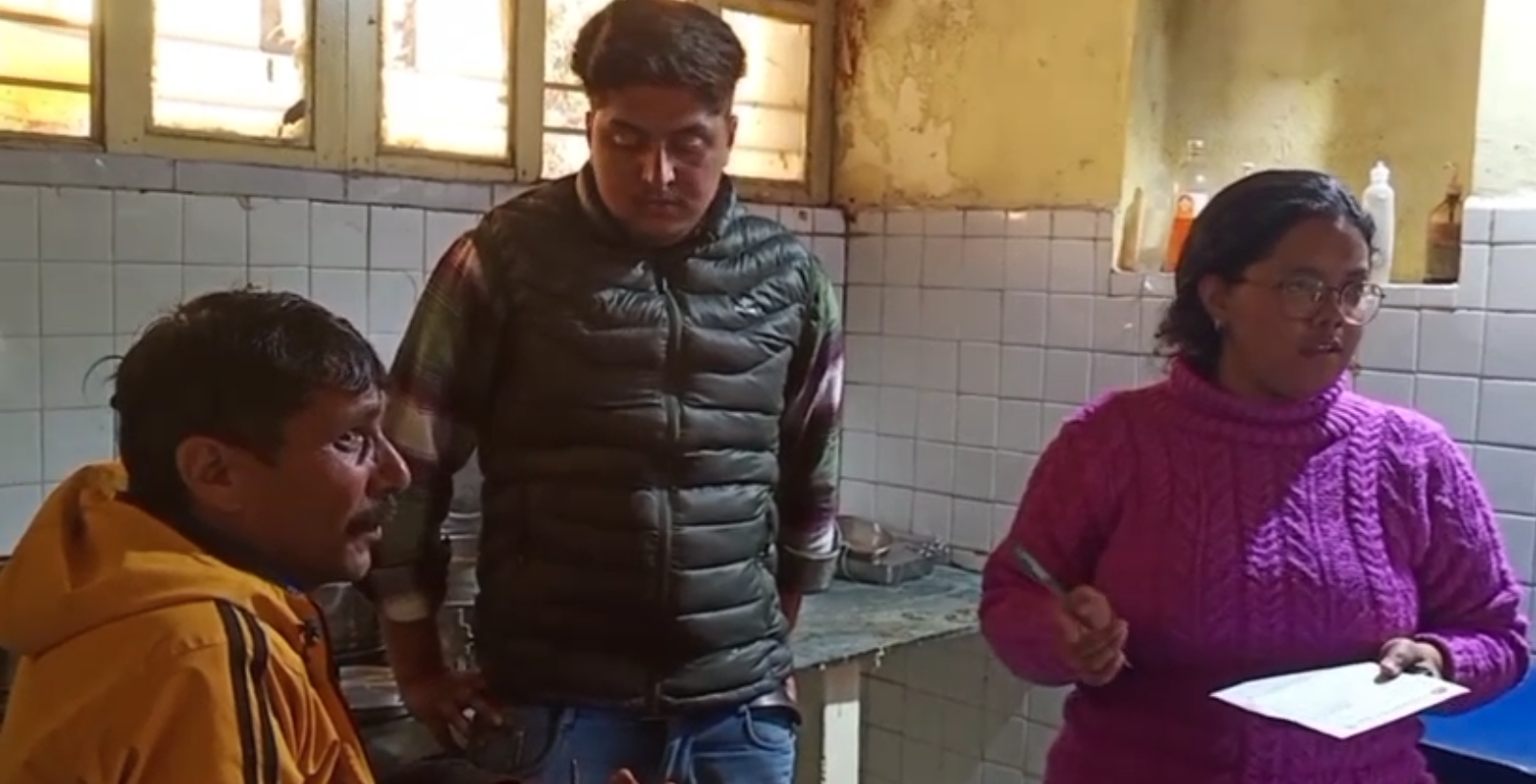 यात्री के हाथ में घुसा बस दरवाजे का बोल्ट 