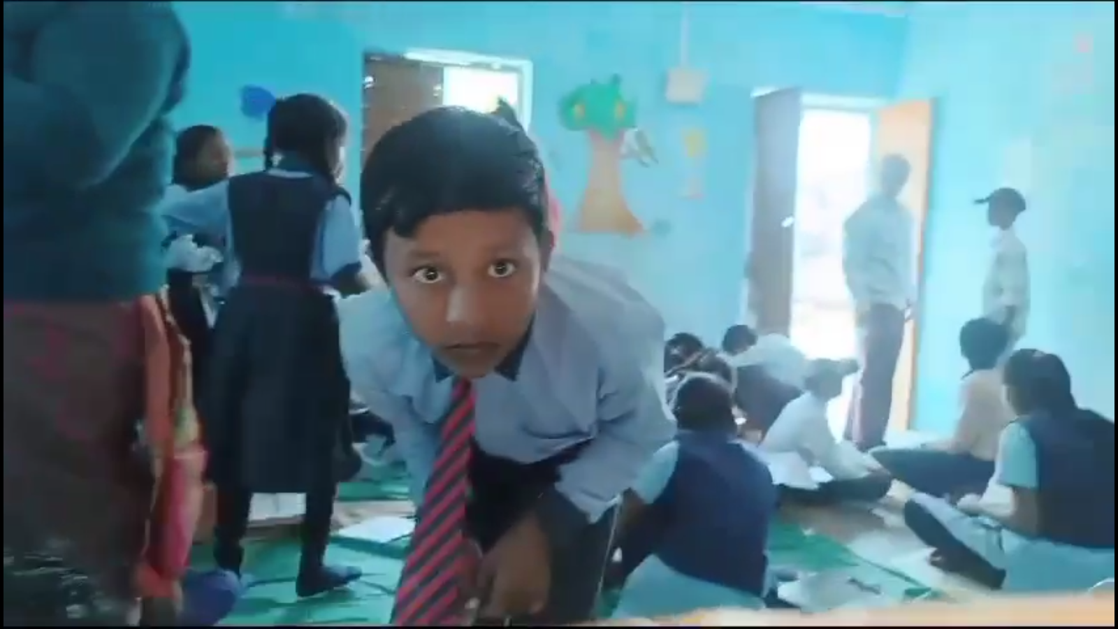 स्कूलों में चल रही है सामूहिक नकल