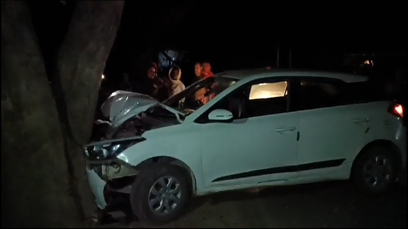 तेज रफ्तार कार अनियंत्रित होकर पेड से टकराई 