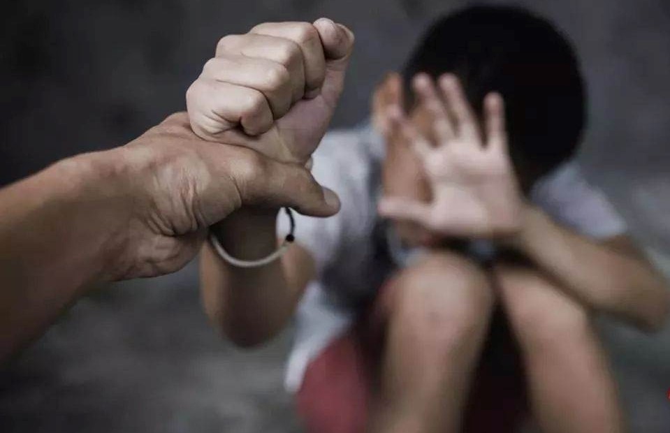 12 साल के बच्चे को 26 बार चाकू मारे 