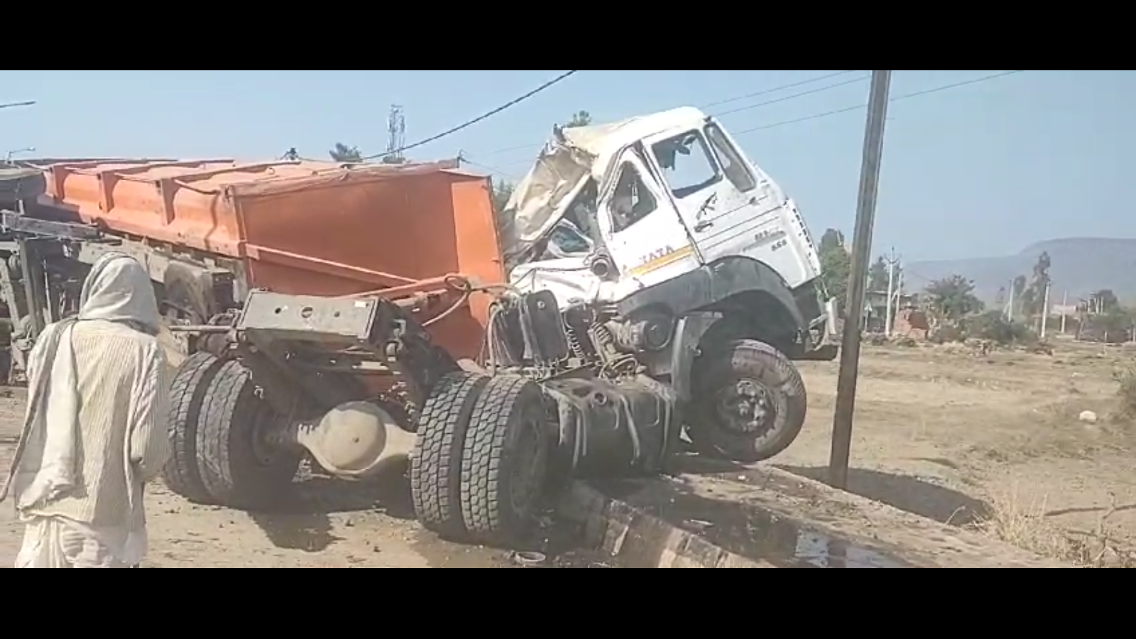 आधी रात ट्रक पुल से कूद गया 