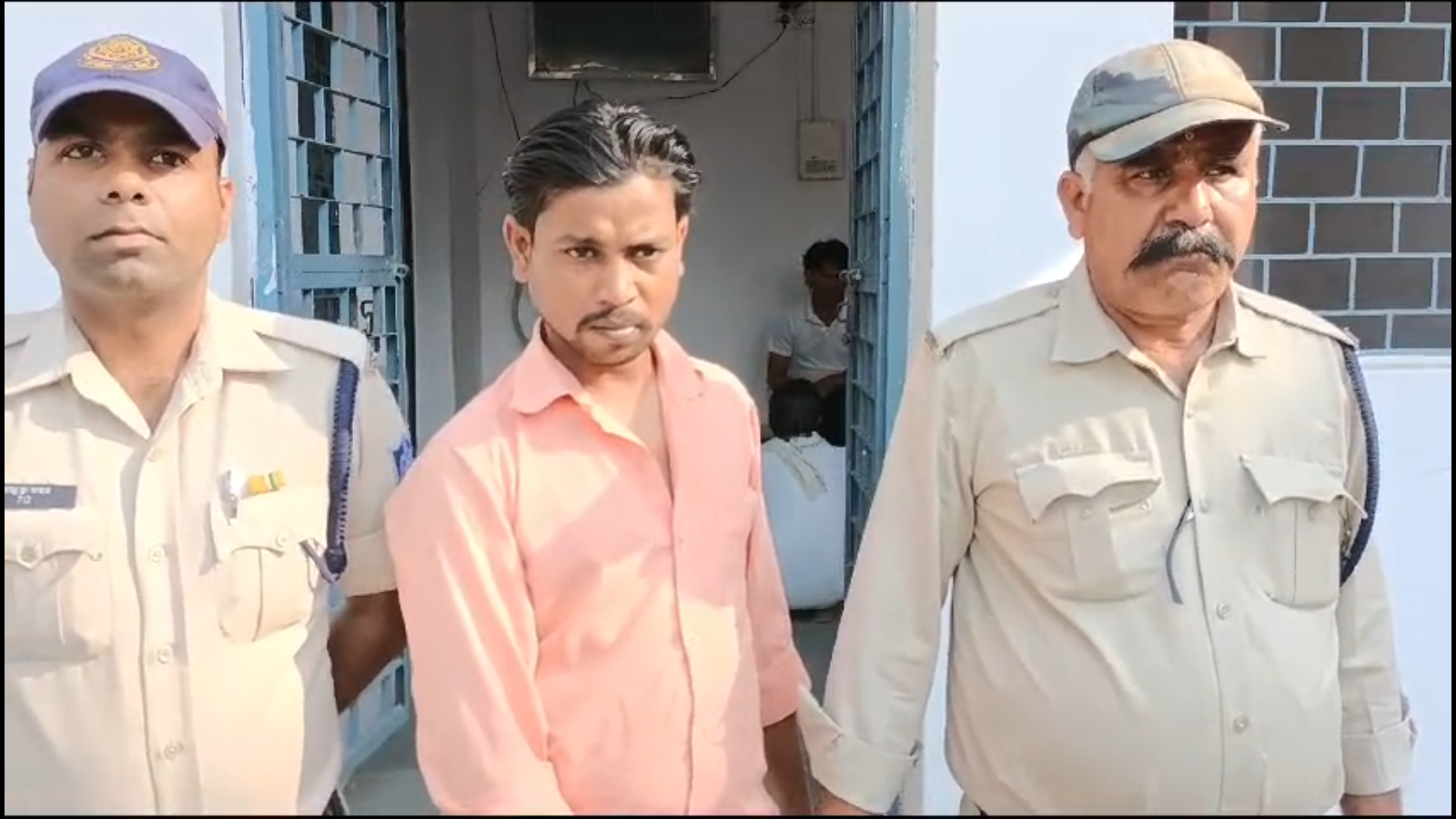 लड़की भगाने वाला पकड़ा गया 