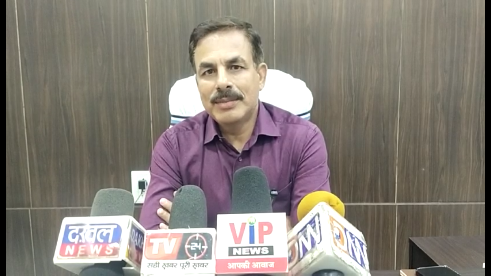 नगर निगम ने हटाए  बैनर पोस्टर 