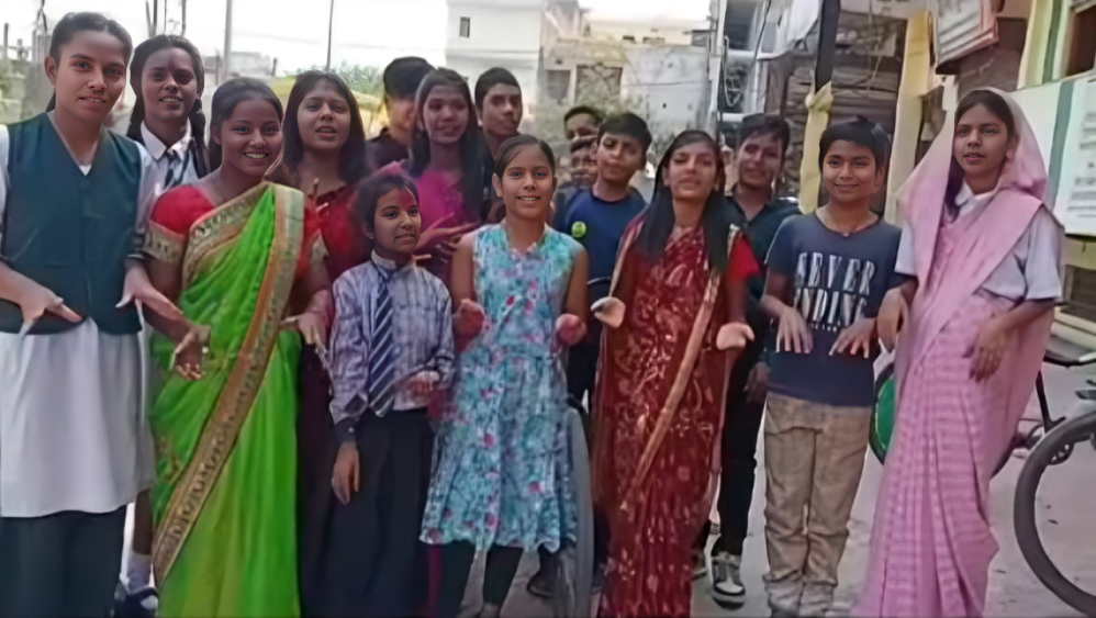 बच्चे कर रहे हैं मतदाताओं को जागरूक 