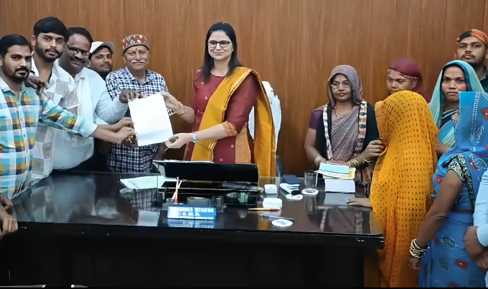 पानी के लिए नगर परिषद कार्यालय का घेराव 