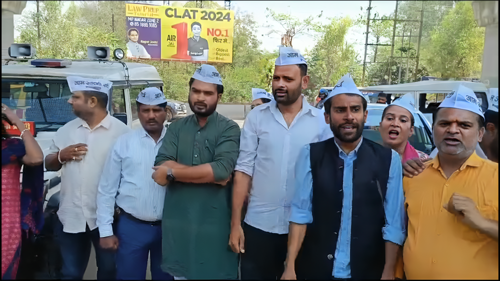 आप ने लगाए भाजपा के खिलाफ नारे 