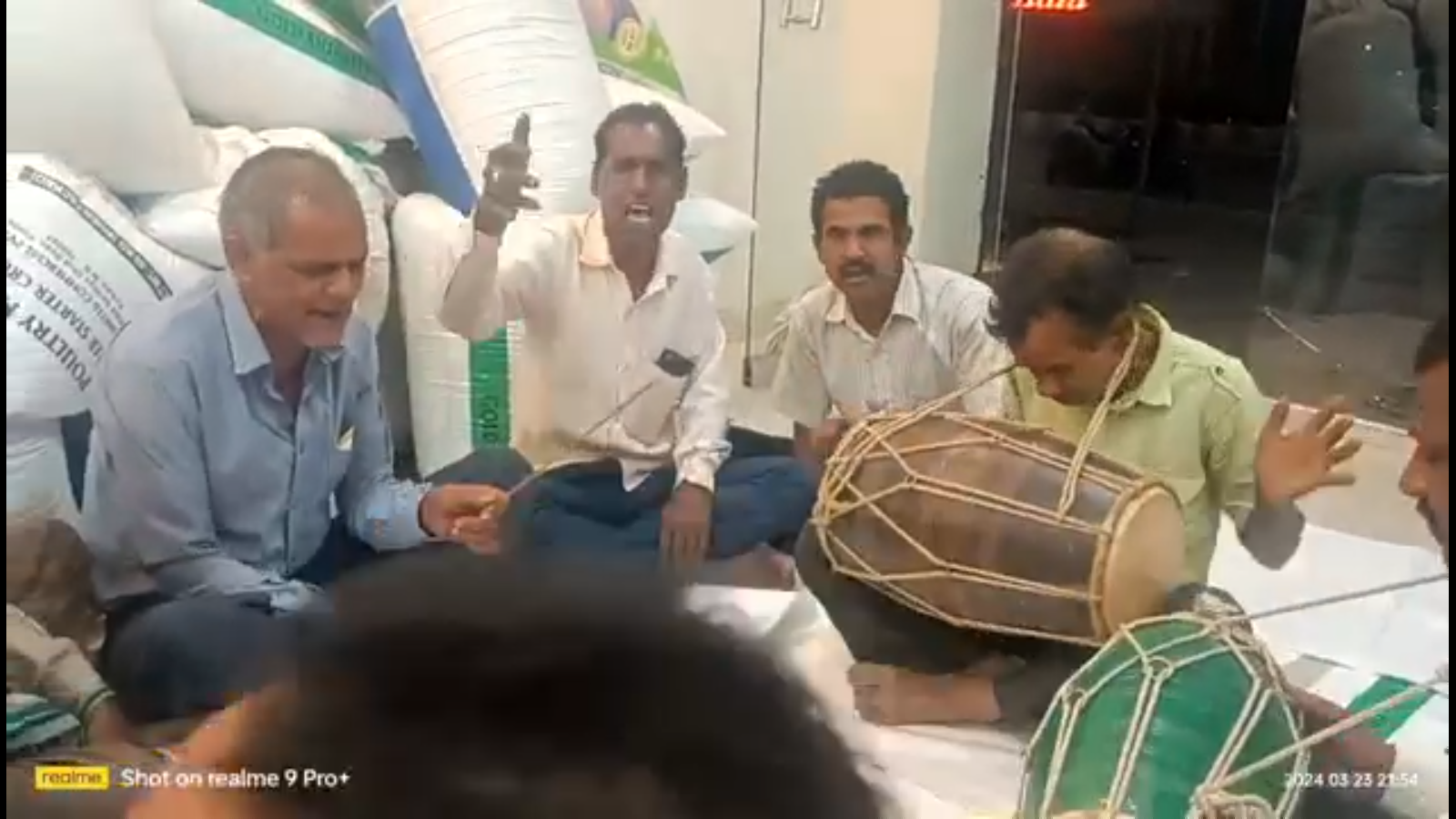 फगुआ के गीतों में झूमे लोग 