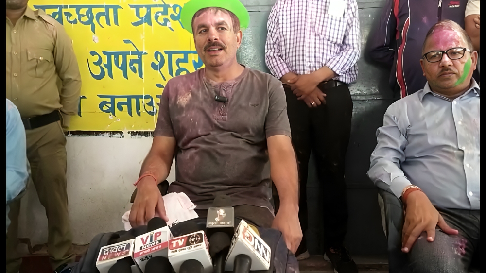 आयुक्त ने सफाई कर्मियों के साथ मनाई होली 