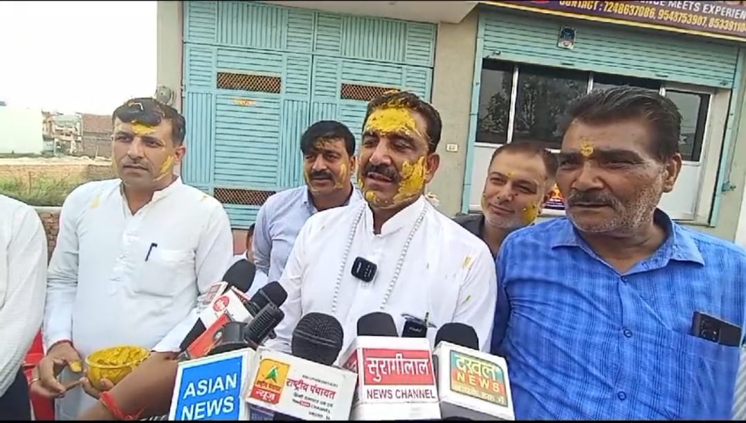 नेताओं और वकीलों की होली   