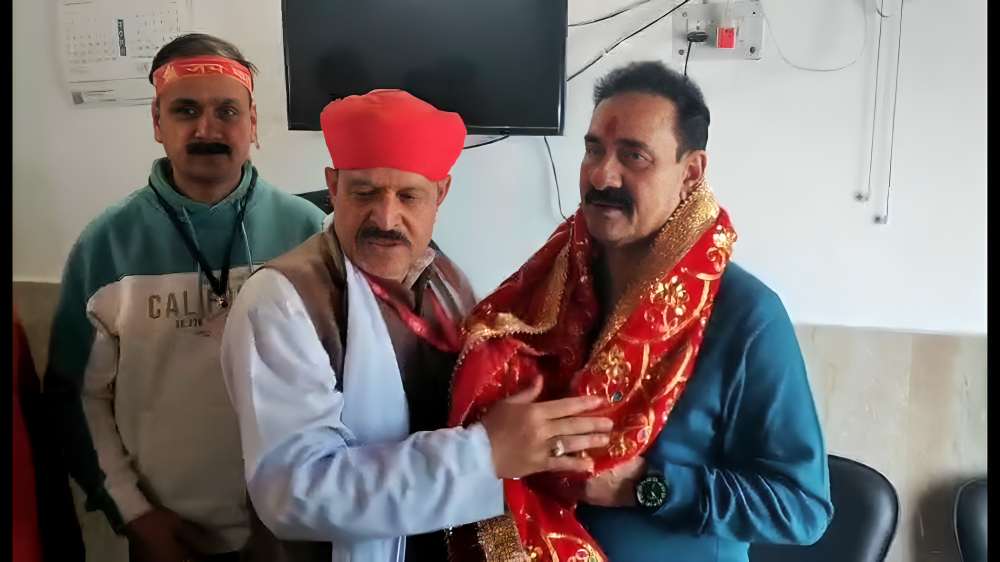 लाव लश्कर के साथ नरोत्तम वैष्णोदेवी की शरण में