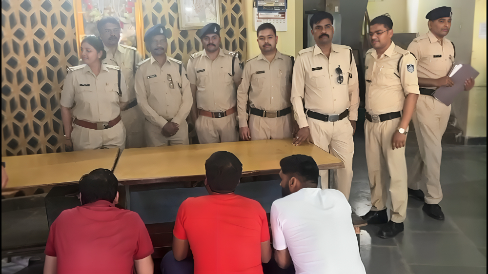 बीजेपी नेता फरार ,तीन आरोपी गिरफ्तार