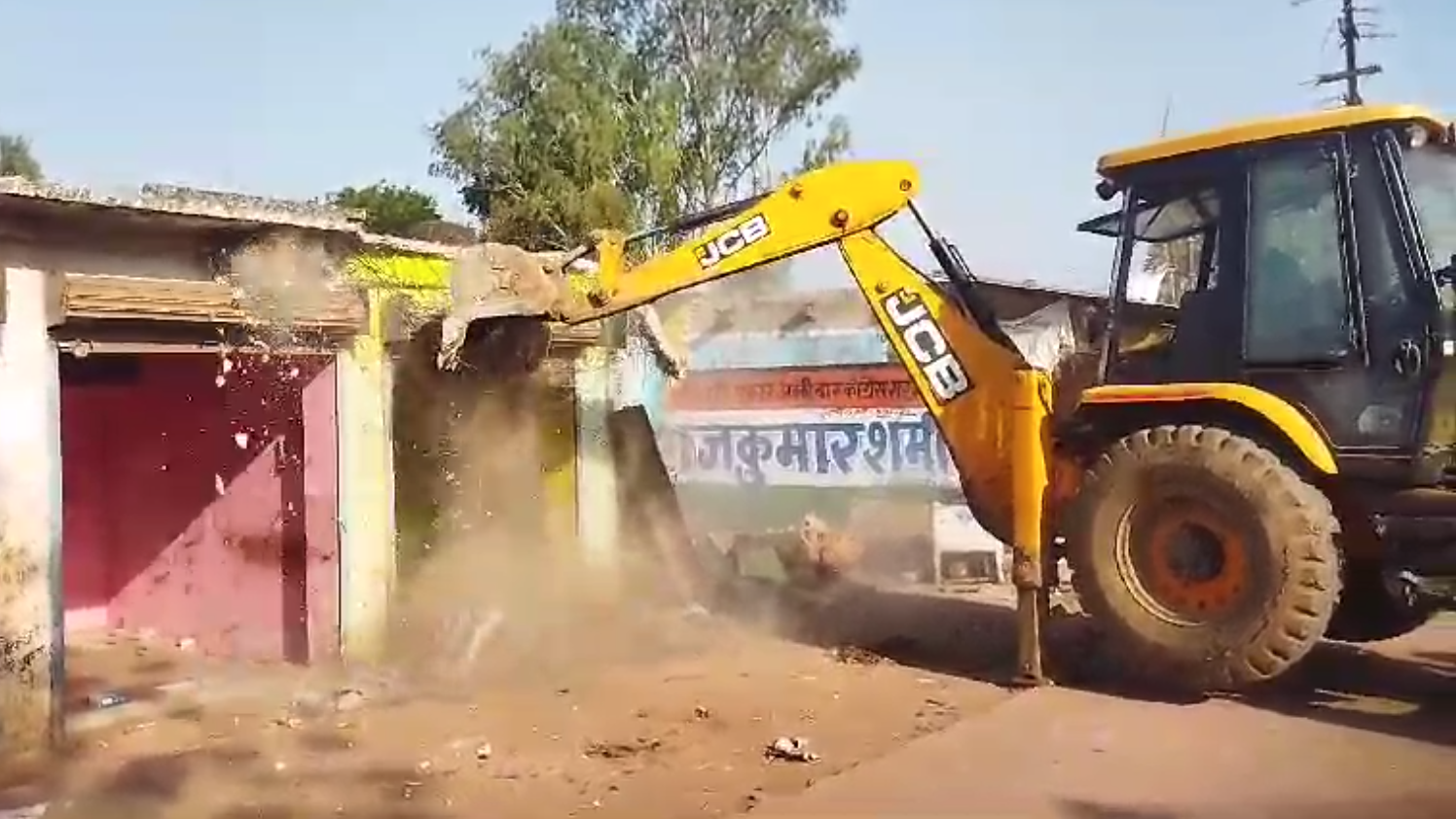 बदमाश रानू राजा चला रहा था दुकाने  