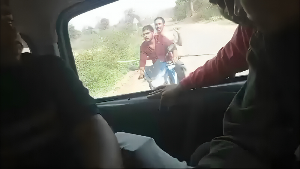 सरेआम गुंडों का उत्पात,कर रहे हैं लूट