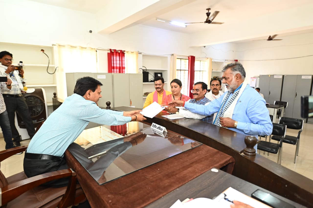 रोड शो करते हुए कलेक्ट्रेट कार्यालय पहुंचे प्रदेश अध्यक्ष 