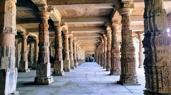 नींव की तलाश में हो रही खुदाई 