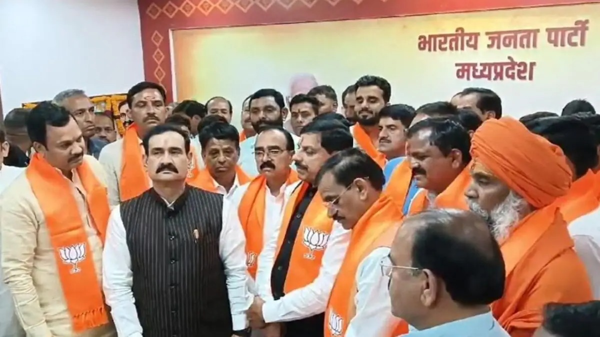 चुनाव से पहले दलबदल का दौर जारी 