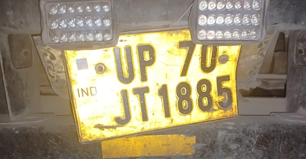 सड़क किनारे खड़े ट्रक से भिड़ा दूसरा ट्रक