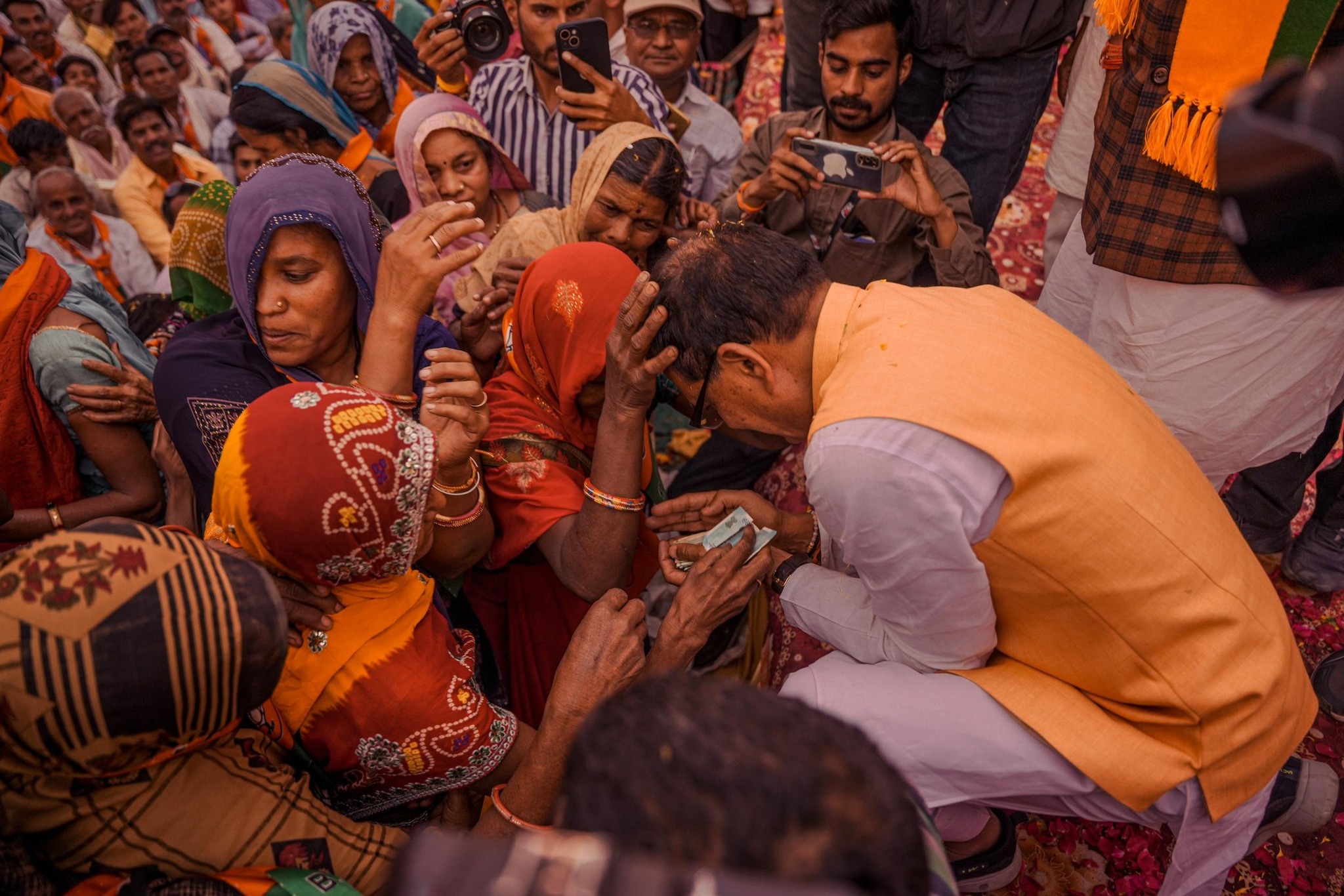 किसी ने दिए शिवराज को दस दस रुपये 