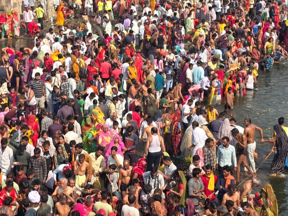 नर्मदा- क्षिप्रा के घाटों पर उमड़ा जन सैलाब 