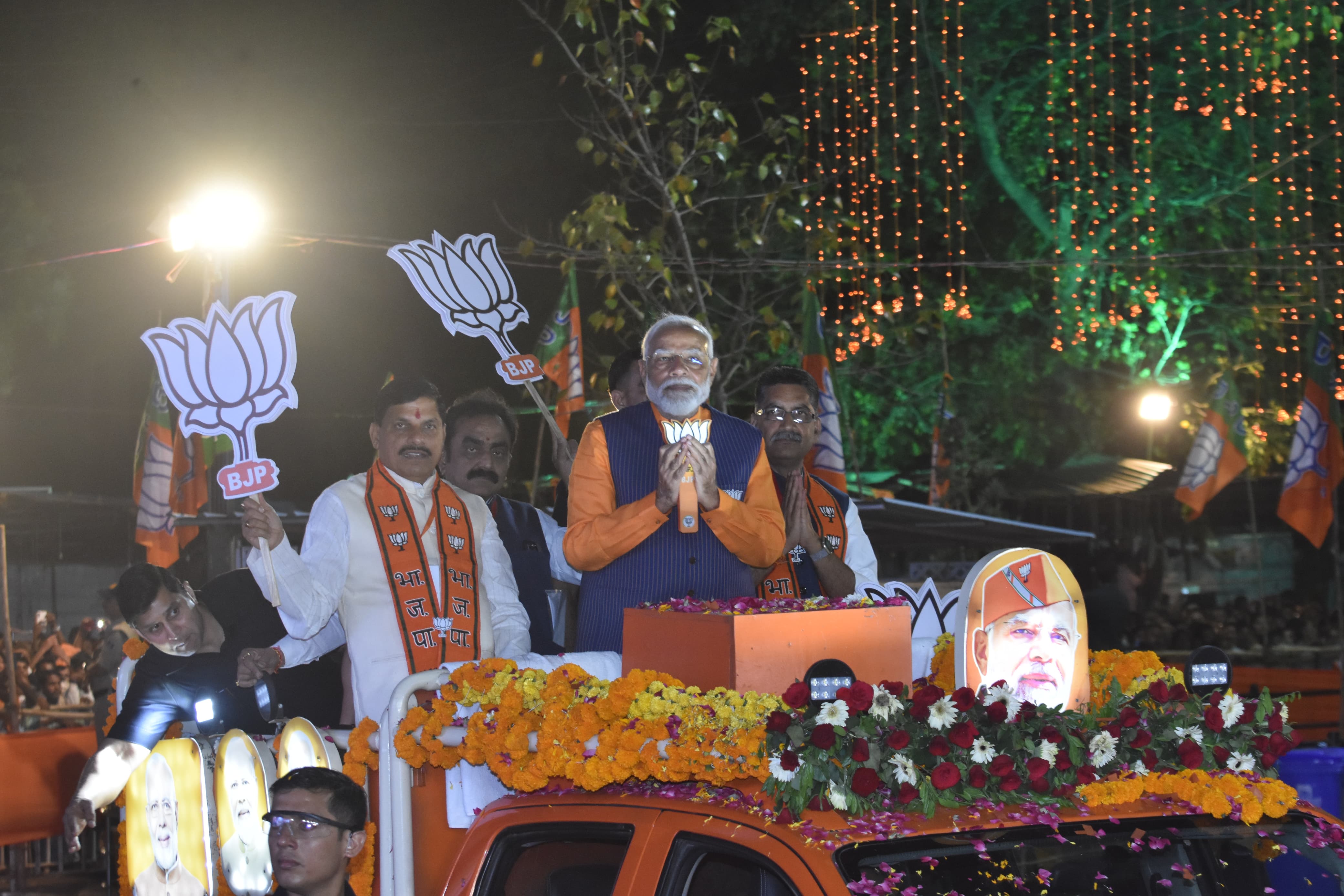 पीएम मोदी ने जबलपुर में किया रोड-शो 