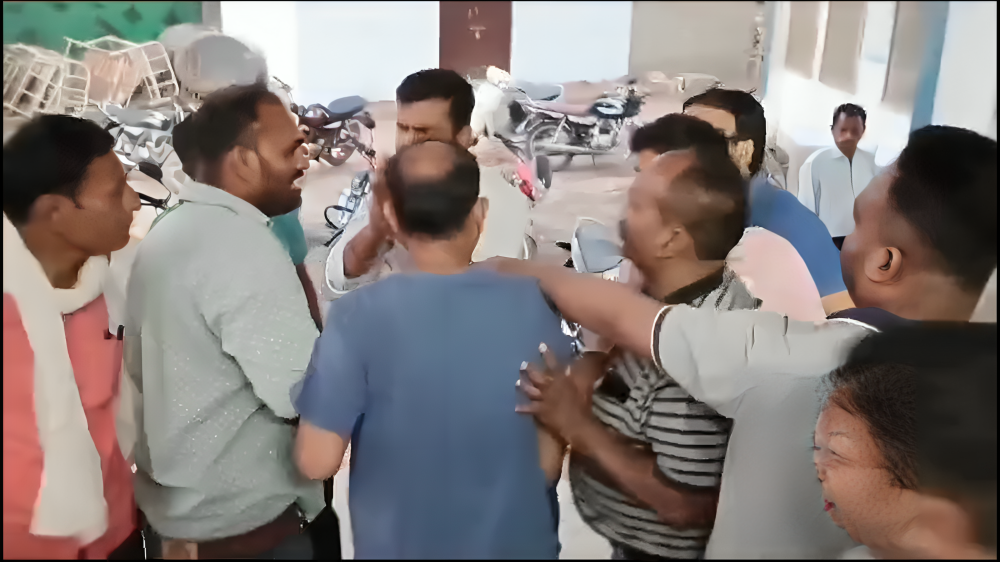 डॉक्टर और मरीज के परिजनों में मारपीट