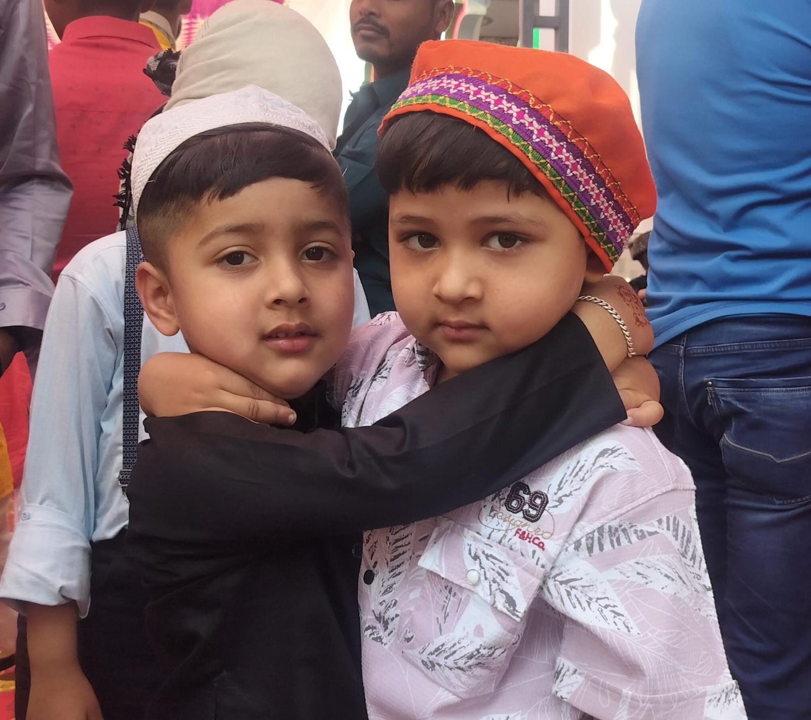 बड़ी संख्या में पहुंचे नमाजी 