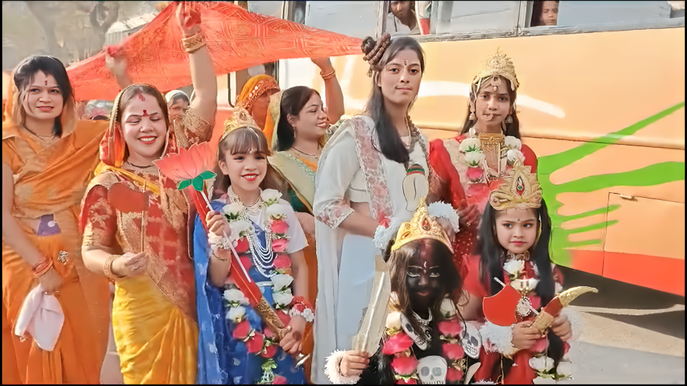 100 फिट चुनरी यात्रा निकाली गई 